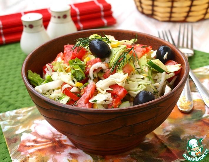 Рецепт: Салат с овощами, маслинами и консервированной кукурузой