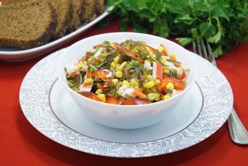 Постный салат с морской капустой и крабовыми палочками