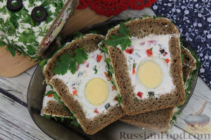 Фото к рецепту: Фаршированный хлеб с творогом, варёными яйцами, сладким перцем и маслинами
