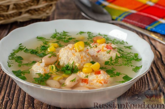 Фото к рецепту: Суп с консервированной фасолью, кукурузой и фрикадельками из курицы и овощей