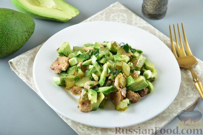 Фото к рецепту: Салат из печени трески с авокадо и солёными огурцами