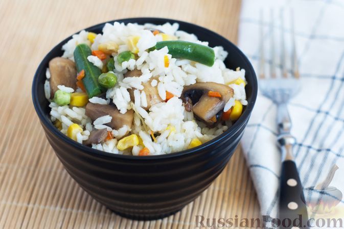 Фото к рецепту: Рис с грибами, стручковой фасолью, зелёным горошком и овощами
