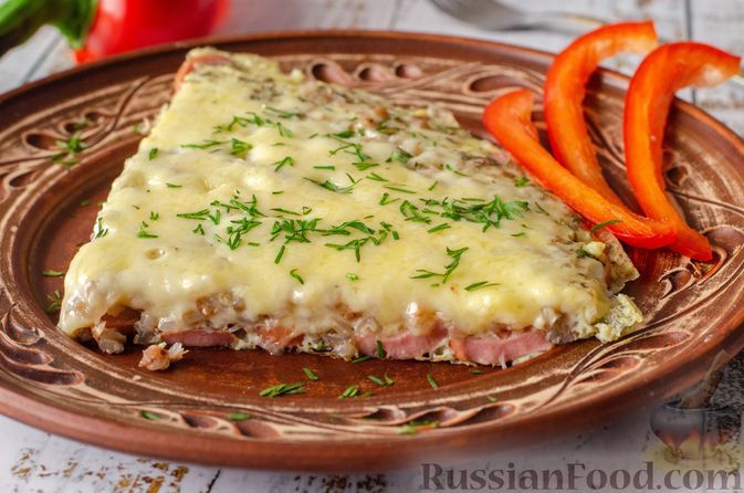 Фото к рецепту: Омлет с гречкой, сосисками и сыром