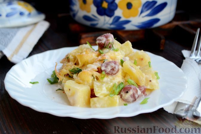 Фото к рецепту: Картофель, запечённый с охотничьими колбасками и сыром