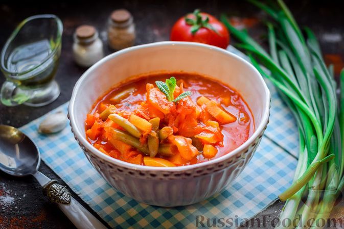 Томатный суп с стручковой фасолью и курицей