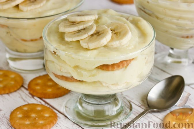 Фото к рецепту: Десерт из заварного крема с бананами и крекерами
