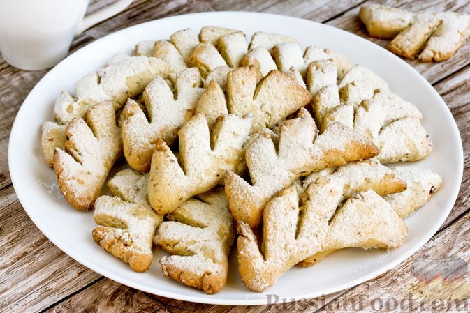 Фото к рецепту: Песочное печенье "Оленьи рожки" с орехами