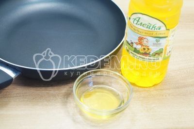 На сковороде разогреть 2 столовые ложки натурального подсолнечного масла ТМ «Алейка», от щедрых полей Алтая.