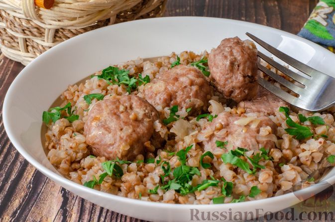 Гречка с фрикадельками на сковороде с подливкой рецепт с фото