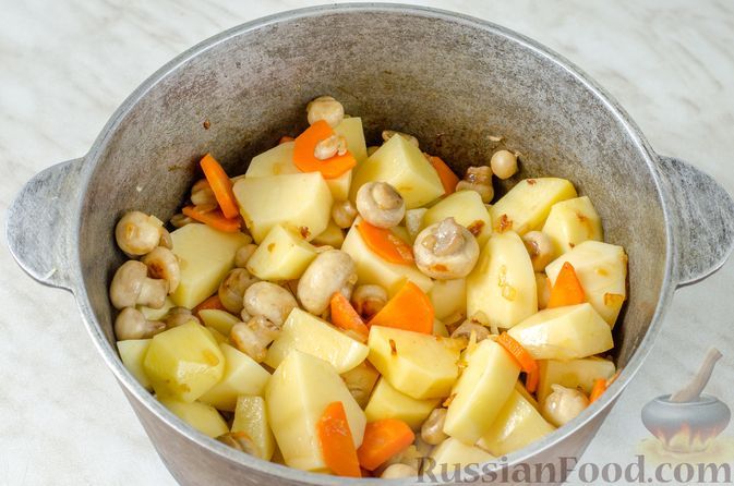 Фото приготовления рецепта: Рис с овощами, консервированной кукурузой и соком лимона - шаг №5