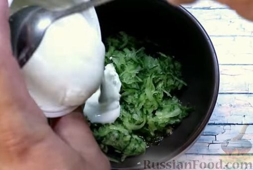 Фото приготовления рецепта: Рис с овощами, консервированной кукурузой и соком лимона - шаг №4