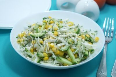Салат из капусты с консервированной кукурузой