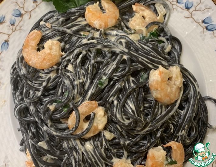 Рецепт: Чёрные спагетти с креветками в сливочном соусе