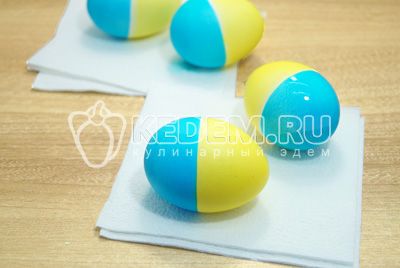Окрасить вторую половину яйца в синем красителе и хорошо просушить.