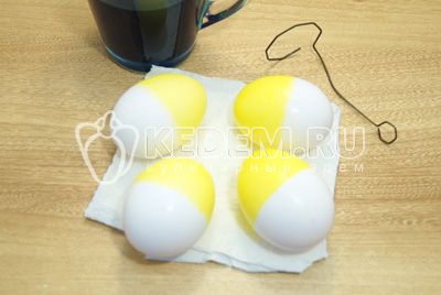 При помощи держателя опустить в желтую краску на половину яйцо, хорошо просушить.