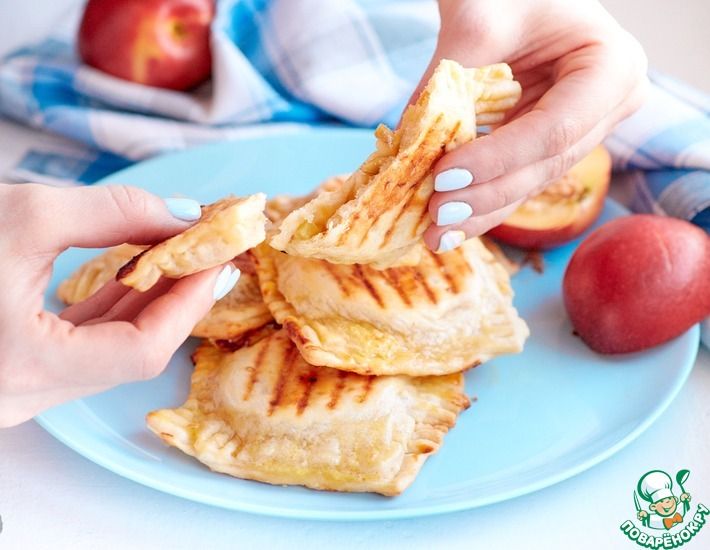 Рецепт: Мини-пирожки с яблоком и марципаном