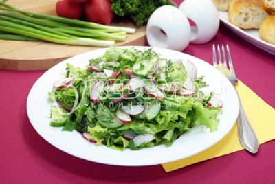 Салат с редиской и огурцом