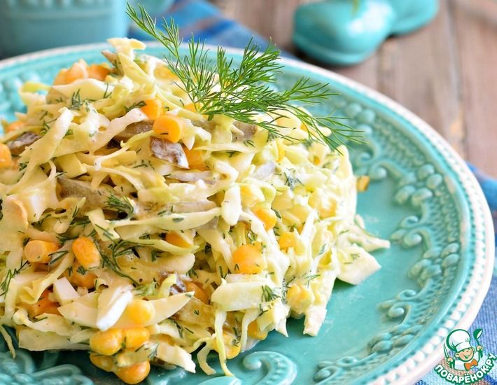 Рецепт: Салат из молодой капусты с кукурузой