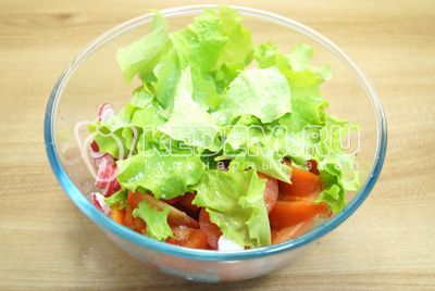 Добавить листья салата, соль и заправить растительным маслом.