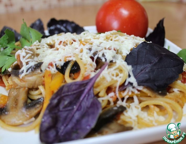 Рецепт: Спагетти с шампиньонами и овощами на сковороде
