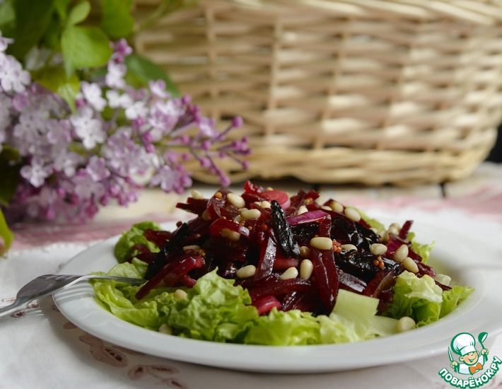 Рецепт: Салат из маринованной свеклы и чернослива
