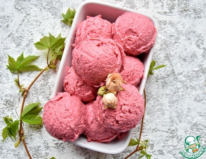 Рецепт: Клубничное мороженое с розовым сиропом