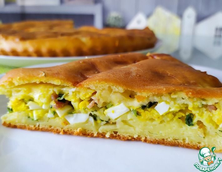 Рецепт: Заливной пирог с беконом, яйцом, сыром