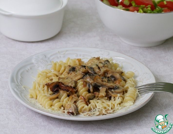 Рецепт: Макароны с беконом и грибами в сливочном соусе