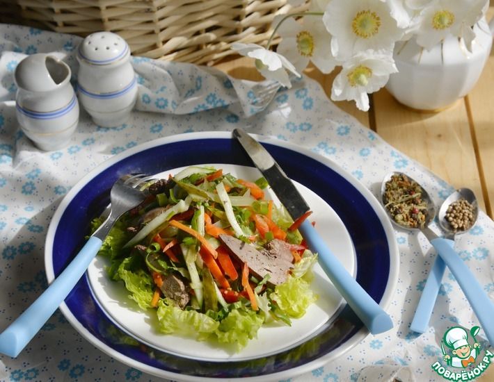 Рецепт: Салат из куриной печени и корейской моркови