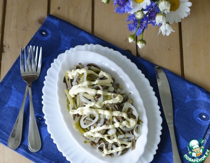 Рецепт: Салат с печёночными блинчиками Кучерявый