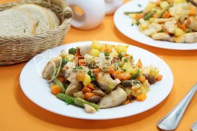 Курица с овощами на сковороде