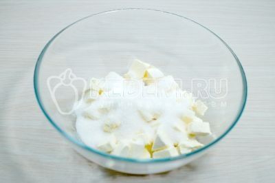 В миску с маргарином добавить150 г сахара.