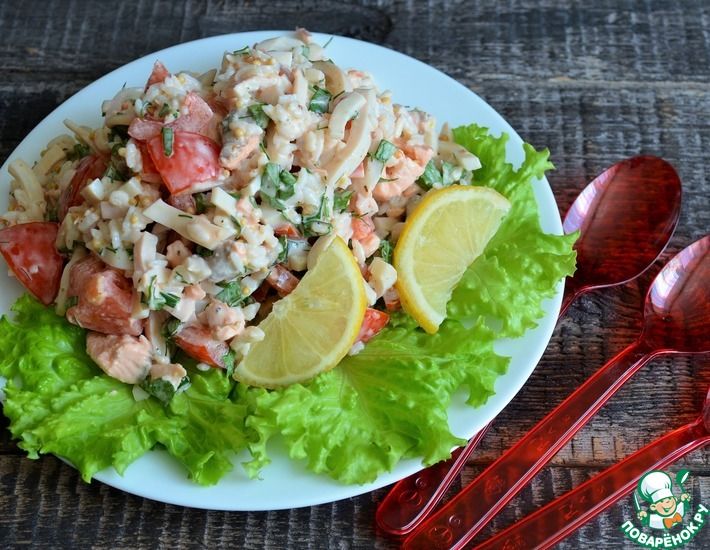 Рецепт: Салат с рисом, кальмарами и сёмгой
