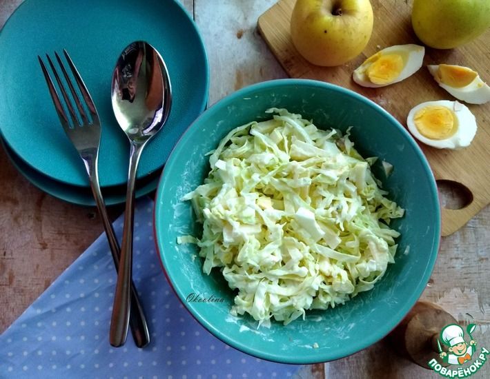 Рецепт: Салат из молодой капусты с яблоком и яйцом