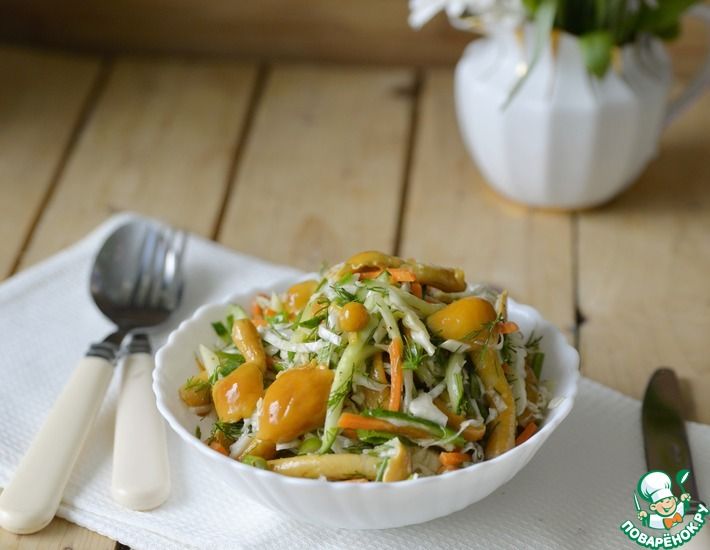 Рецепт: Салат из капусты с маринованными опятами