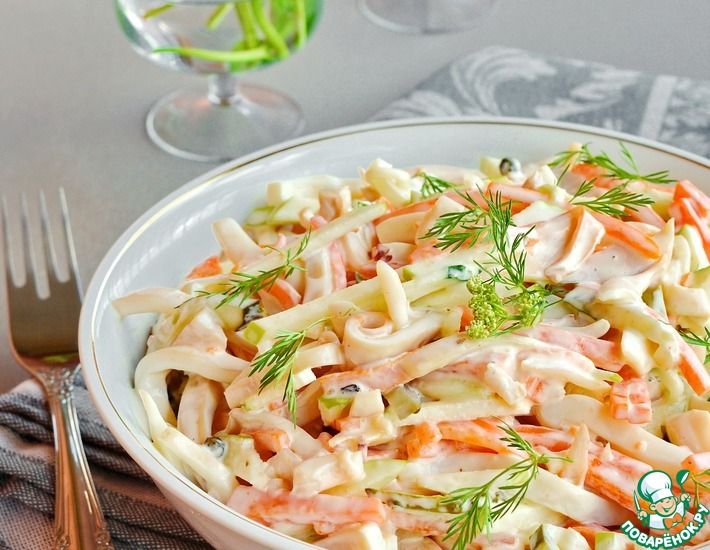 Рецепт: Кальмаровый салат с морковью и яблоком