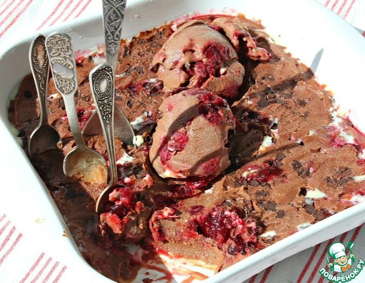 Рецепт: Шоколадно-вишневое мороженое с белым шоколадом страчателла