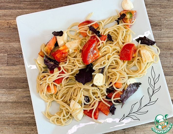 Рецепт: Салат из спагетти с помидорами и моцареллой