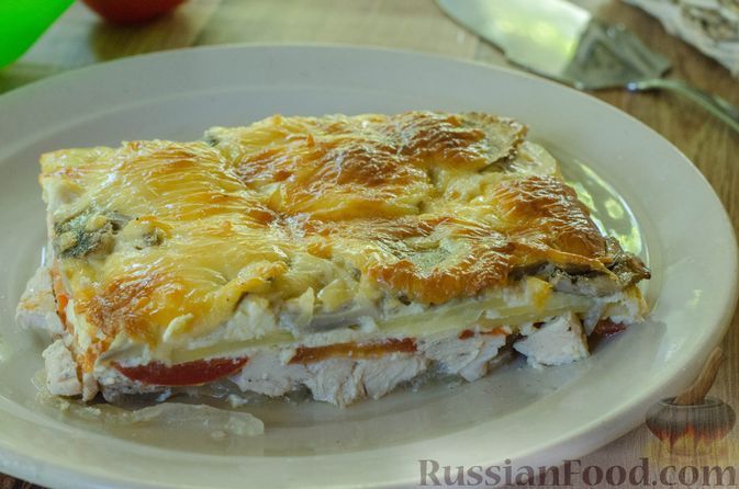 Фото к рецепту: Запеканка из куриного филе с молодой картошкой, помидорами и грибами