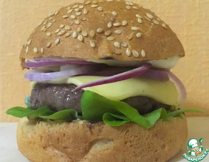 Рецепт: Гамбургер из говядины с руколой и красным луком