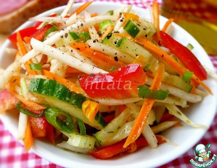 Рецепт: Салат из кольраби с морковью и огурцом