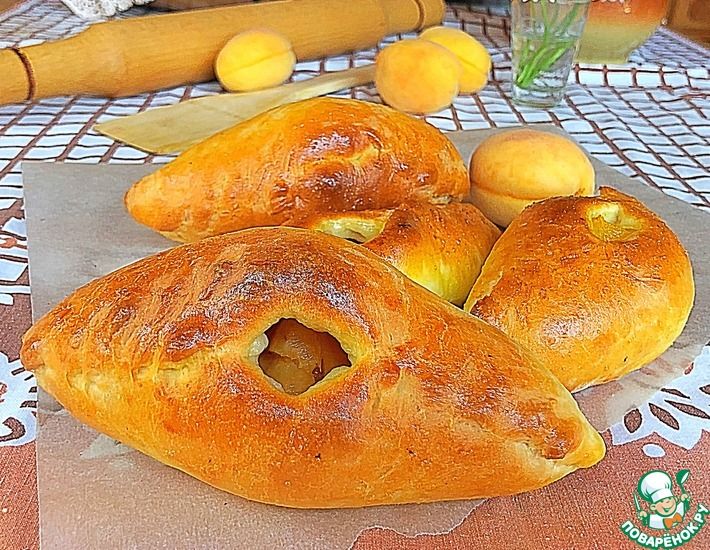 Рецепт: Пирожки-лодочки сдобные с абрикосами