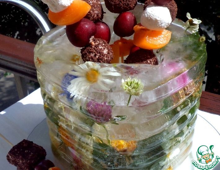 Рецепт: Фруктово-творожные шашлычки с халвой и шоколадом в ледяной вазе