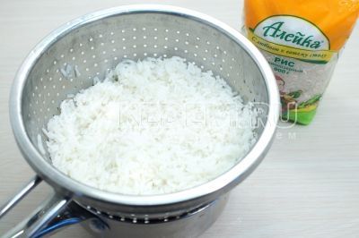 Готовый рис промыть чистой водой и откинуть на сито или дуршлаг. Дать воде полностью стечь и остудить рис. Зерна риса будут не липкие и рассыпчатые.