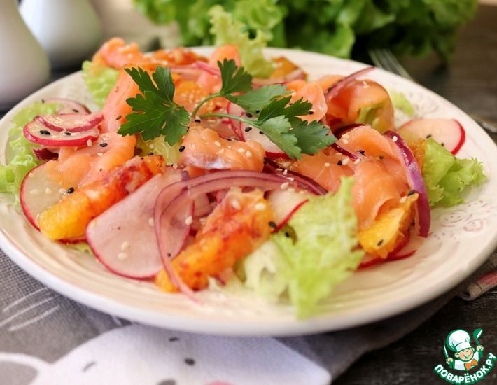 Рецепт: Салат с апельсином и красной рыбой