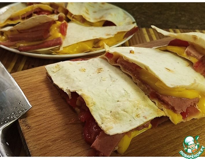 Рецепт: Треугольники с колбасой, сыром и помидорами