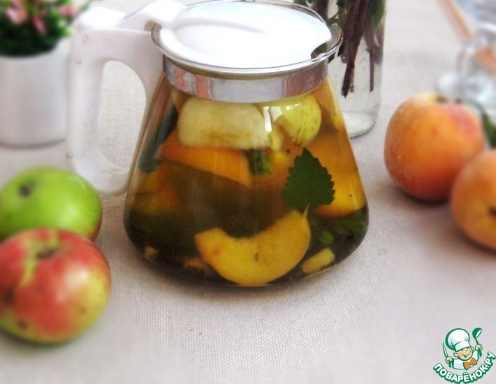 Рецепт: Летний чай с персиками и яблоками