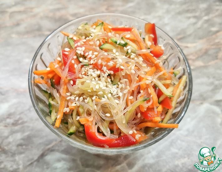 Рецепт: Салат с фунчозой, говядиной и овощами