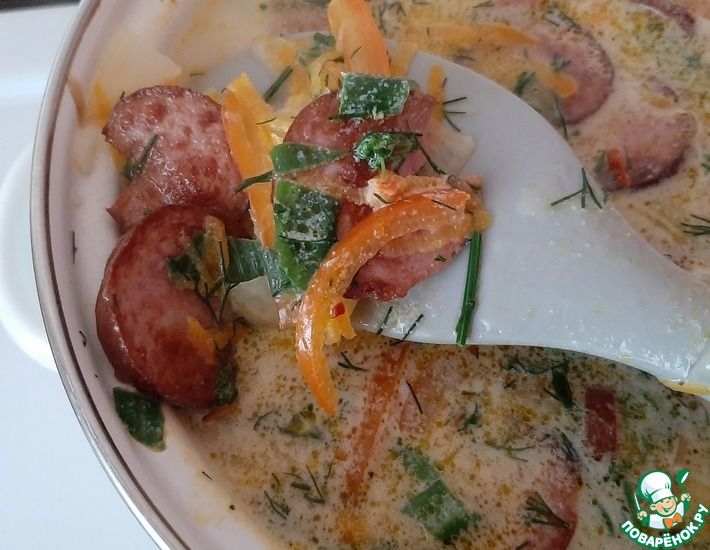 Рецепт: Сырный суп с копченой колбаской