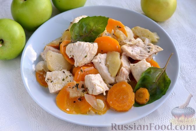 Фото к рецепту: Куриное филе, тушенное с яблоком и морковью
